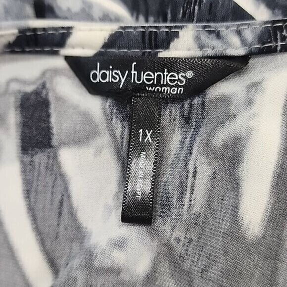 Daisy Fuentes Top Gray, Black, & White Vneck Short Sleeve Women's 1X - Picture 4 of 6